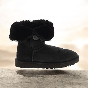 Ugg Bailey Button  II Black Shearling Lined Boot/sz. 9/button closure/foldable